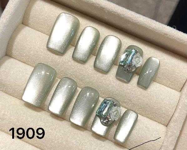 Moonlit Pearl – Timeless Elegance